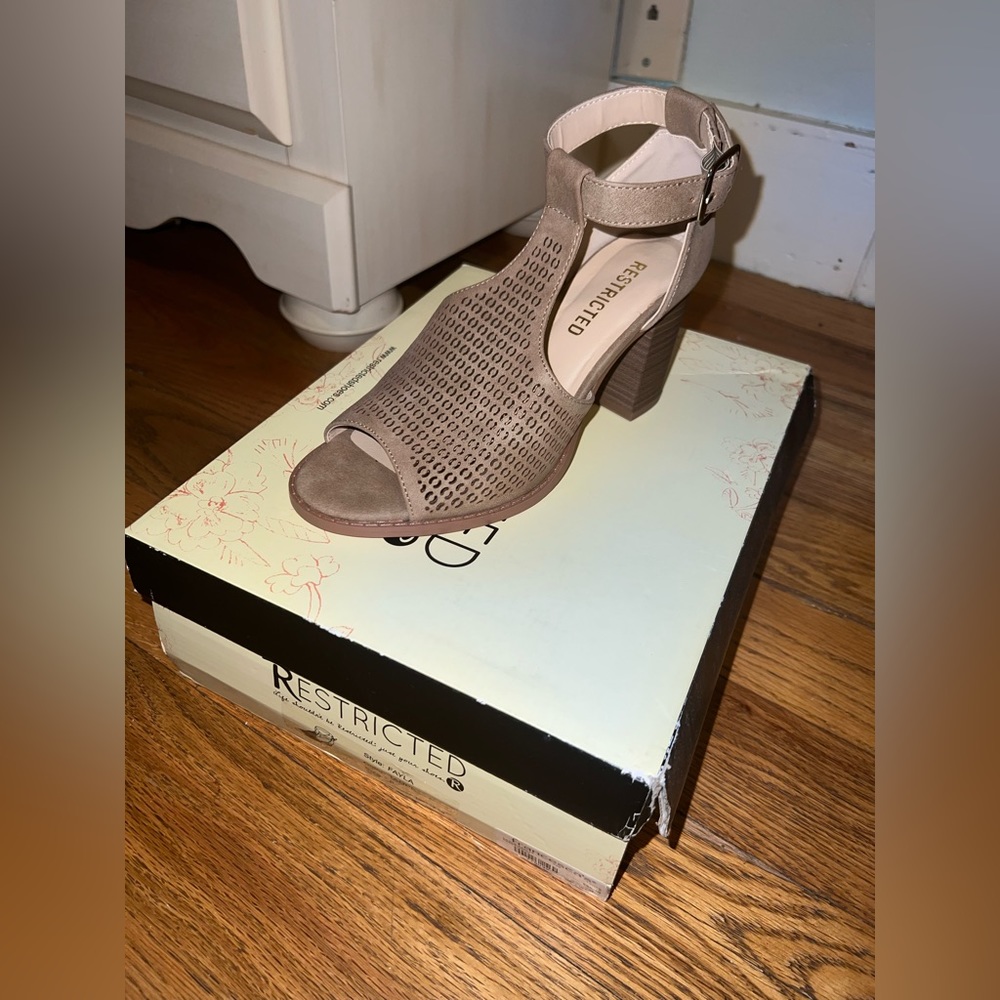 Restricted brand size 6 suede heels